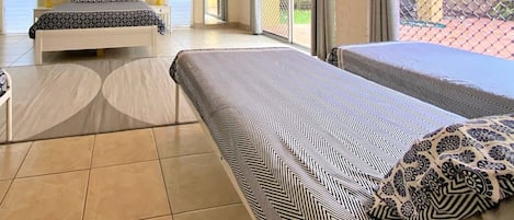 1 bedroom, desk