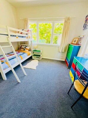 4 bedrooms, iron/ironing board, WiFi, bed sheets