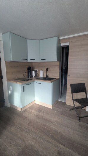 Fridge, microwave, stovetop, coffee/tea maker