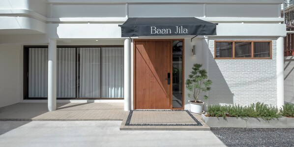 Exterior detail - Entire Antique Thai House Perfect For Group or Family up to 10 people (Krung Thep Maha Nakhon)