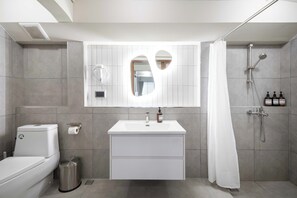 Douche, sèche-cheveux, serviettes fournies, savon