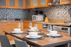 Refrigerador, microondas, placa de cocina, tostadora