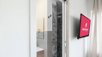 Deluxe Double Room | Bathroom | Shower, hair dryer, towels, soap