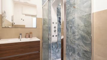Deluxe Double Room | Bathroom | Shower, hair dryer, towels, soap
