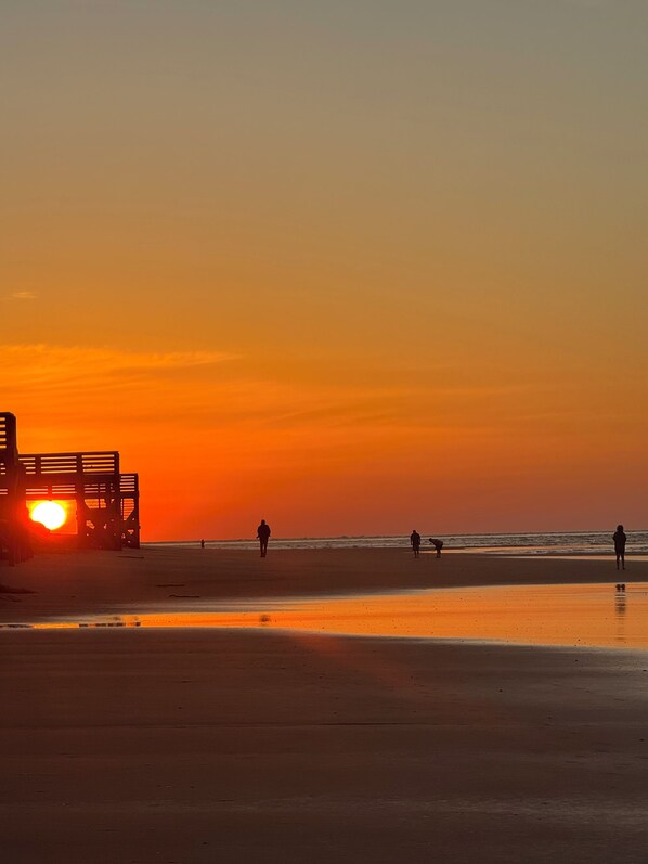 Plage, chaises longues, serviettes de plage