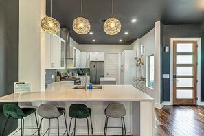 Fridge, microwave, oven, stovetop - Eclectic 6 BDR for 20, Mins to 6th St & DT! (Austin)