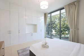 5 bedrooms, in-room safe, iron/ironing board, bed sheets