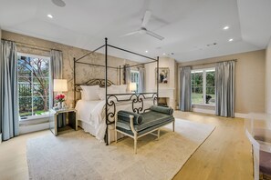 6 bedrooms, desk, iron/ironing board, travel cot