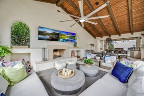 Smart TV, fireplace, books, offices