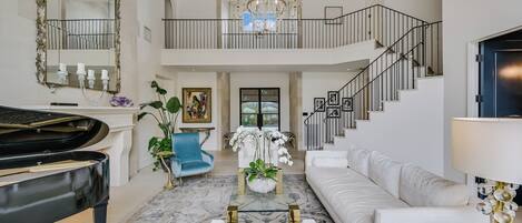 Smart-TV, Kamin, Bücher, Arbeitsbereiche