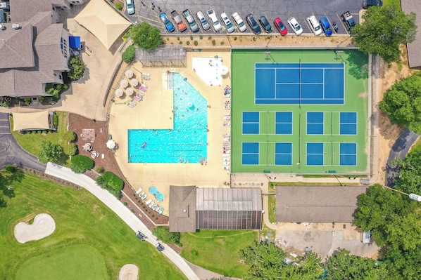 Piscine intérieure, piscine extérieure