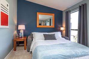 1 chambre, fer et planche à repasser, lit de bébé portatif