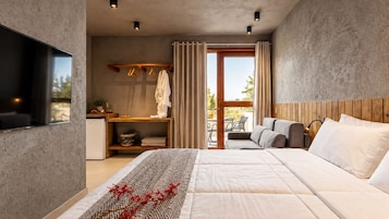 Un dormitorio moderno con una cama grande, un escritorio y vistas al exterior.
