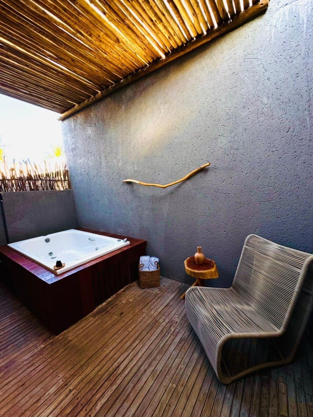 Luxe kamer, uitzicht op binnenplaats | Badkamer | Handdoeken, zeep, shampoo, toiletpapier