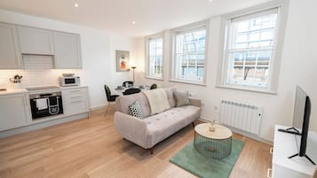 Standaard appartement | Woonruimte | Een 30-inch ledtelevisie met kabelzenders