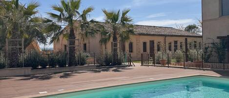 Außenpool (je nach Saison geöffnet), Sonnenschirme, Liegestühle