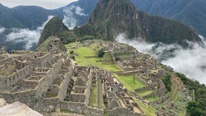 An ancient stone city with terraced structures and a mountainous backdrop. - La Maison Samaï (Urubamba)