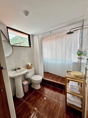 Deluxe Twin Room | Bathroom | Soap, shampoo, toilet paper