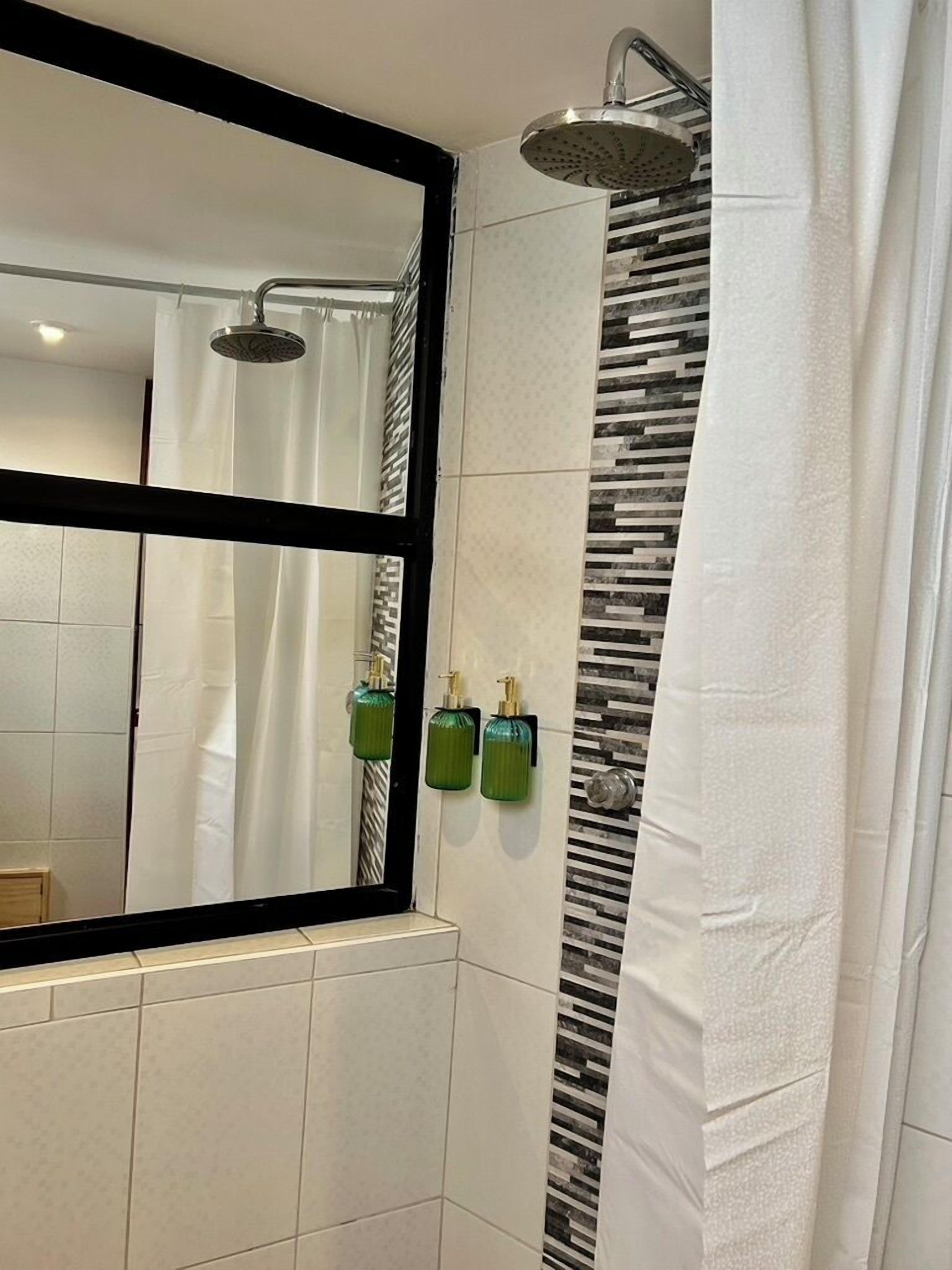 Deluxe-værelse med 2 enkeltsenge | Badeværelse | Sæbe, Shampoo, Toiletpapir