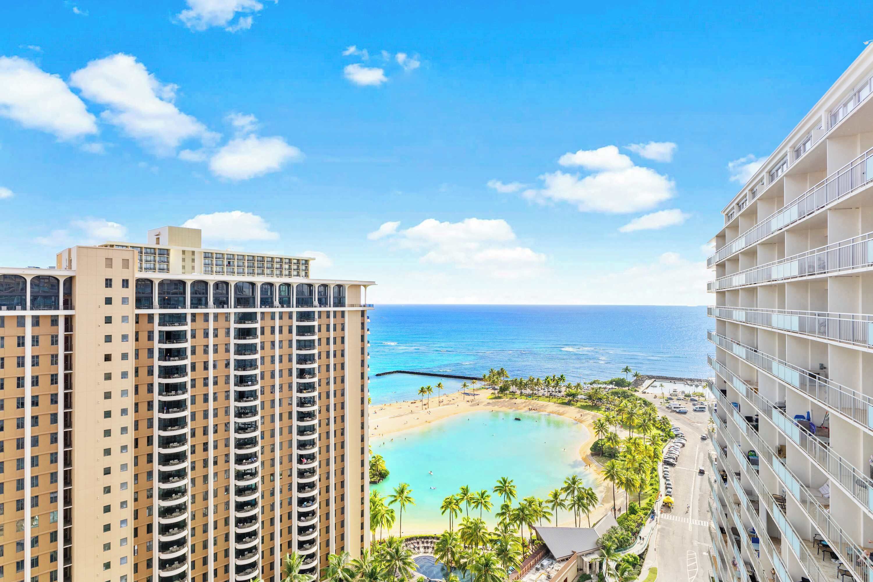Um hotel alto com várias varandas com vista para a praia e o oceano.