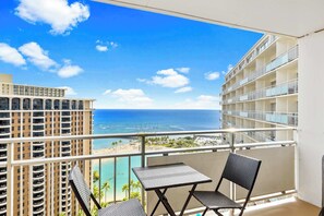 Property grounds - Breathtaking Studio | Ocean Views + Free Parking (Honolulu)