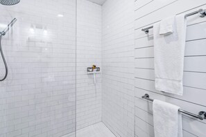 Shower, hair dryer, towels, shampoo - Fireplace, Woods, Club Access - Modern Quechee (Quechee)
