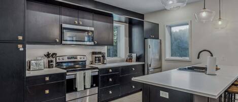 ثلاجة، ميكروويف، فرن، موقد طهي مسطح