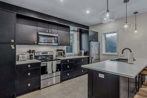 ثلاجة، ميكروويف، فرن، موقد طهي مسطح