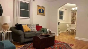 Una sala de estar con un sofá, una mesa de centro y una alfombra.