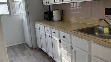 Køleskab, mikrobølgeovn, ovn, kogeplade