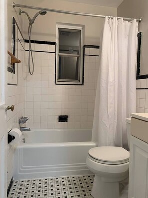 Haartrockner, Handtücher, Seife, Toilettenpapier