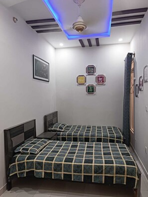 1 habitación, tabla de planchar con plancha, wifi y ropa de cama 