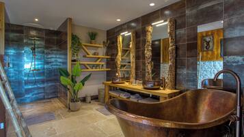 Deluxe cottage, balkon, uitzicht op vallei | Badkamer | Een aparte badkuip en douche, een regendouche, designer toiletartikelen