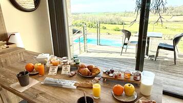 فطور أوروبي يوميًا بتكلفة قدرها (20 EUR للشخص)