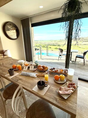 Daily continental breakfast (EUR 20 per person) - L'Orée du Bois du Domaine des Hauts de Rouquette (Eymet)