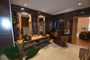 Separate tub and shower, rainfall showerhead, designer toiletries - L'Orée du Bois du Domaine des Hauts de Rouquette (Eymet)