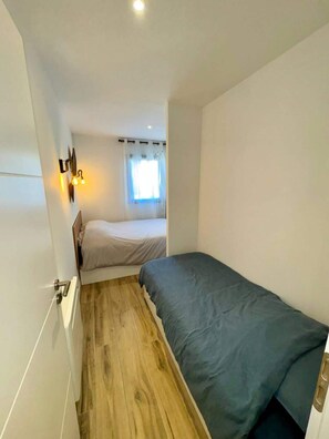 2 bedrooms, iron/ironing board, travel cot, WiFi