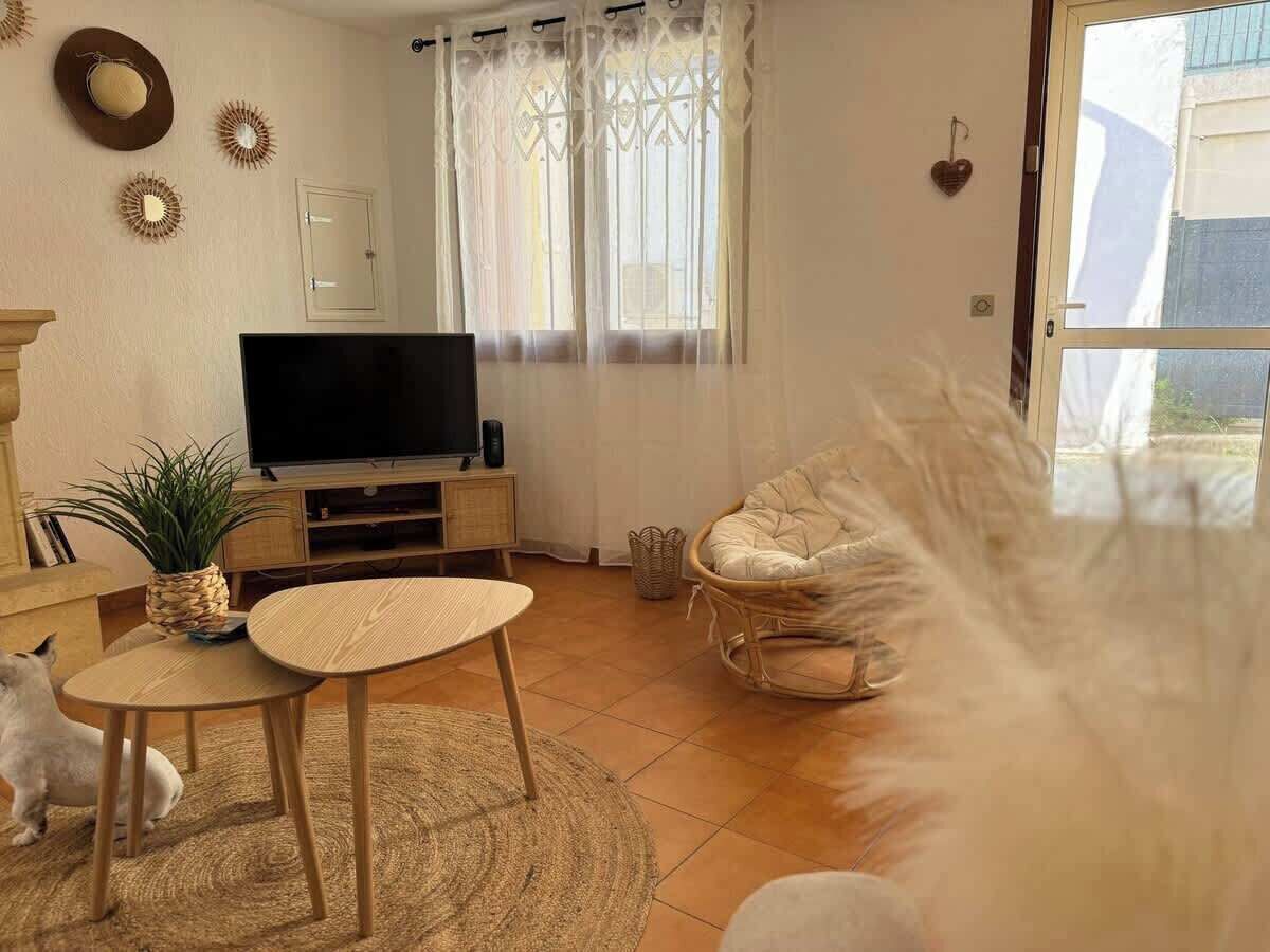 Televisión, chimenea, oficina