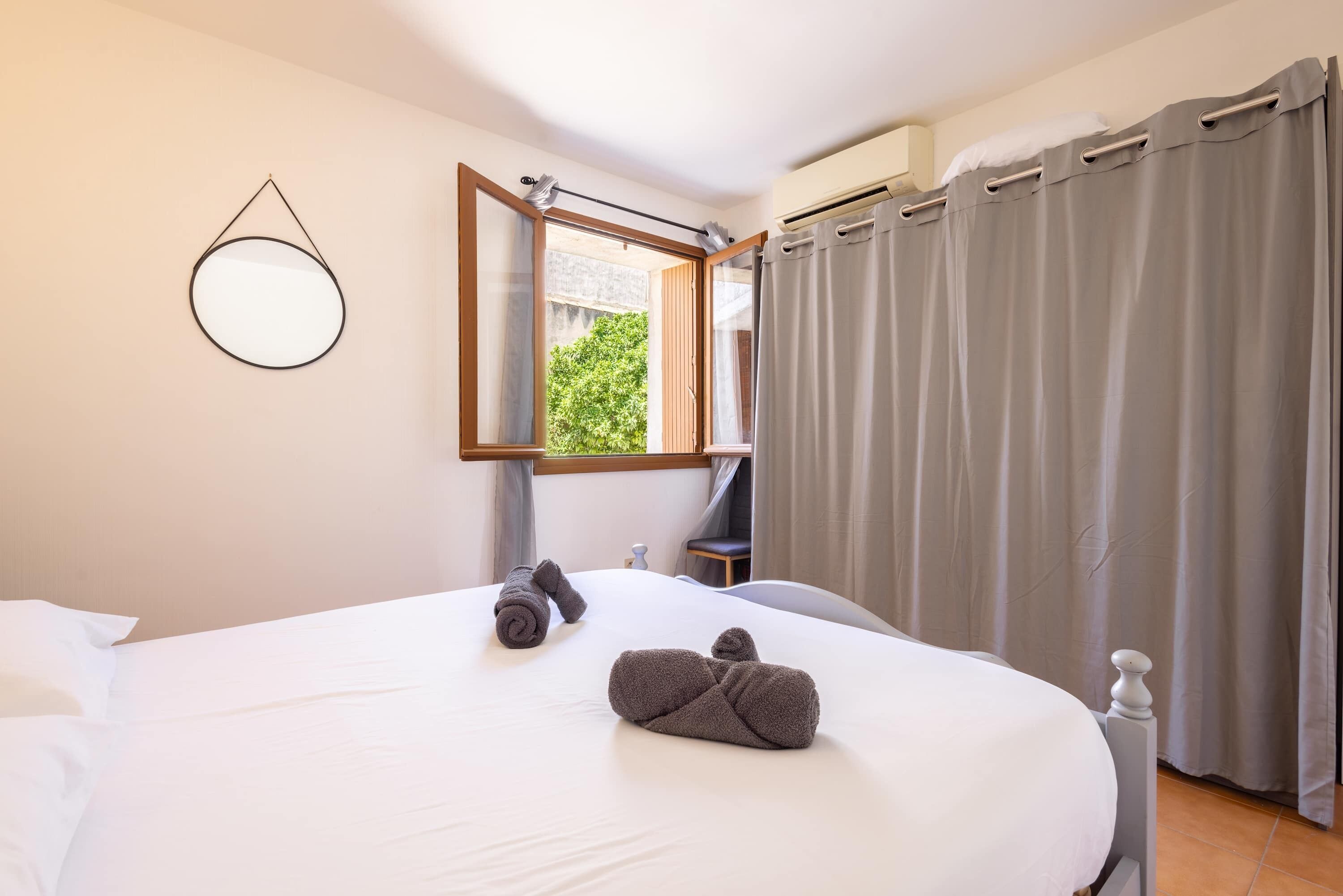 4 habitaciones, tabla de planchar con plancha, wifi y ropa de cama 