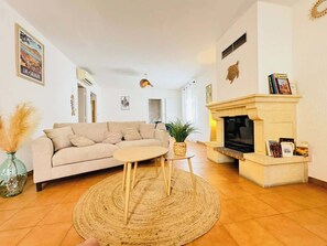 Televisie, een open haard en een kantoor