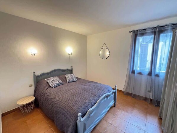 4 bedrooms, iron/ironing board, WiFi, bed sheets