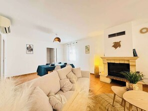 Télévision, cheminée, espaces bureaux