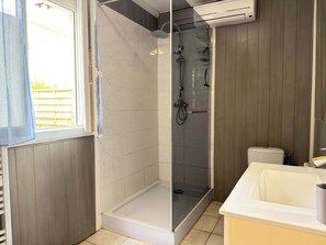 Regadera, secadora de cabello, toallas 