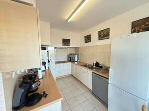 Réfrigérateur, four à micro-ondes, un four, surface de cuisson