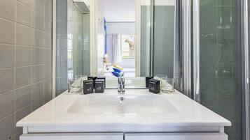 Een douche, een haardroger, handdoeken, shampoo