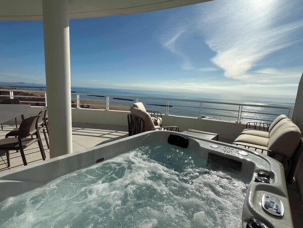 Outdoor spa tub