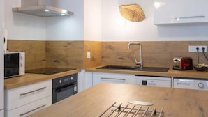 Coffee/tea maker, fridge, microwave, oven