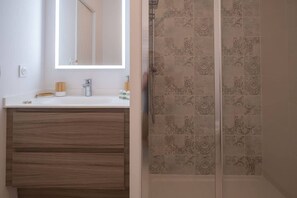 Shower, hair dryer, towels, shampoo