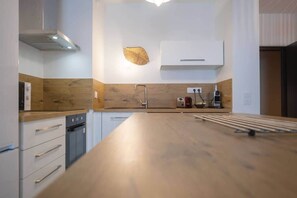 Frigorifero, microonde, forno, piano cottura