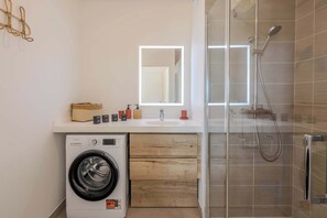 Dusche, Haartrockner, Handtücher